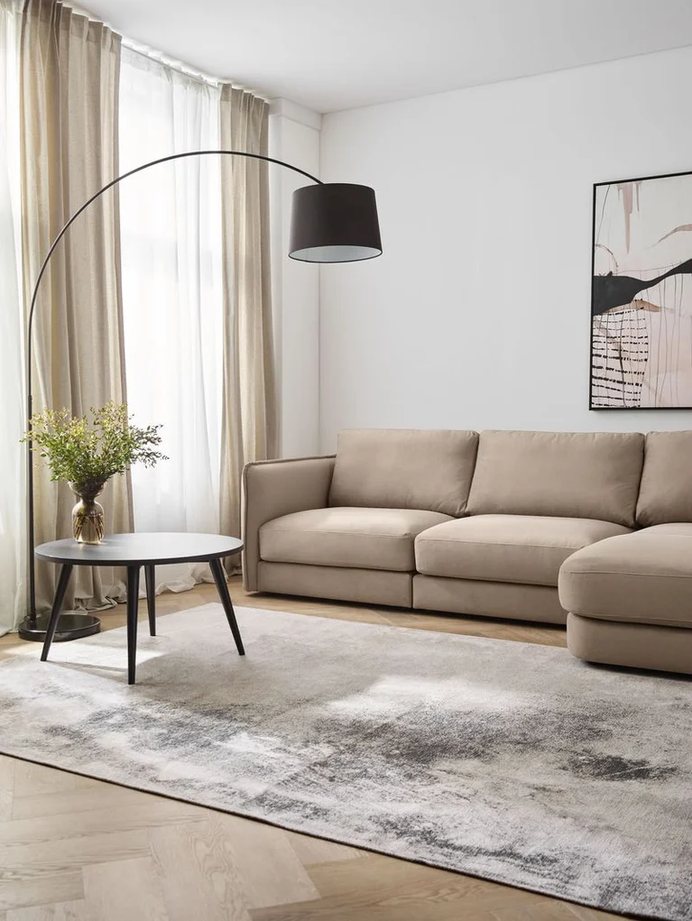 Duży salon z beżową narożną sofą